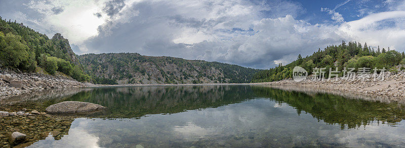 夏天的法国孚日山脉的Lac Blanc湖